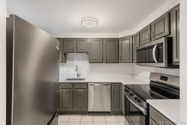 Building Photo - 10 Clarmore Dr