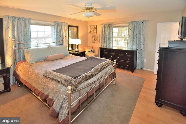 Building Photo - 610 John Marshall Dr NE