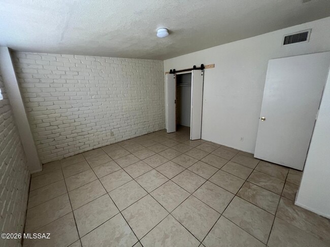 Building Photo - 425 E Delano St