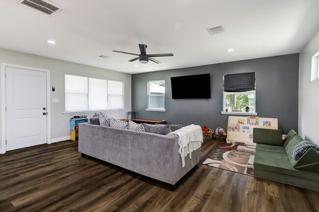 Building Photo - 5146 Stuyvesant Ln