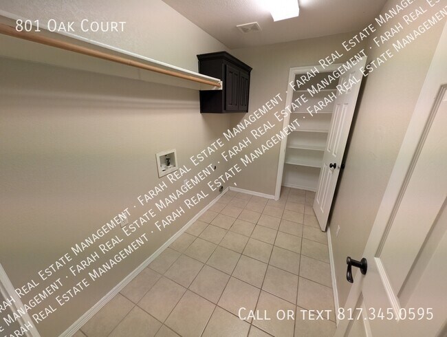 Building Photo - 801 Oak Ct