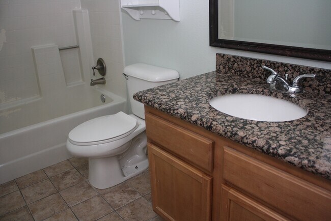 Building Photo - Cute & Cozy Condo Close to UNLV