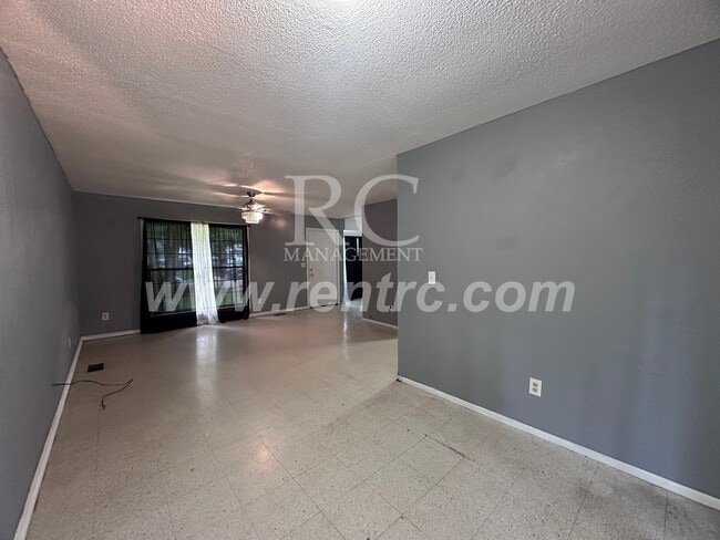 Building Photo - 1007 Shasta-