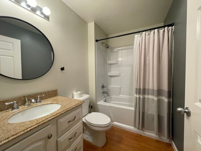 Building Photo - RARE Lake Oswego Bay Community 2Bd/2Ba in ...