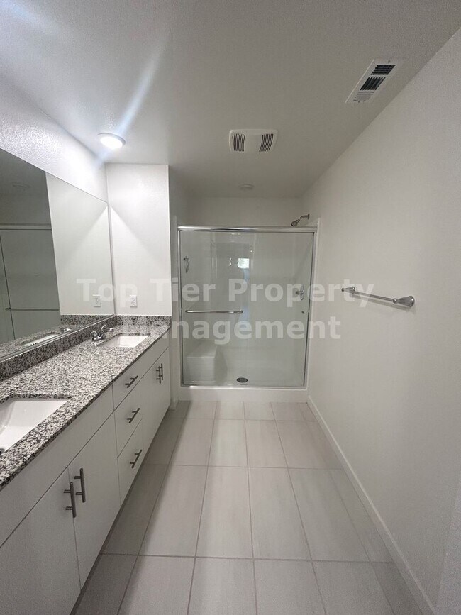 Building Photo - ***Gorgeous 2 bed / 2.5 bath / 1,083 sqft Townhouse in New Citro Community of Fallbrook - Availab...