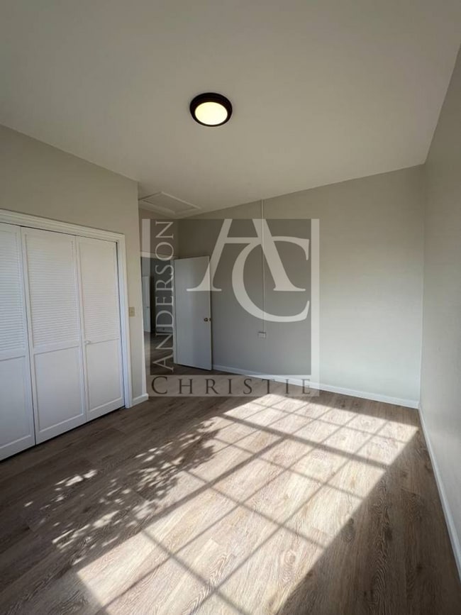 Building Photo - 12 8th St