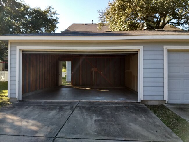 Building Photo - Charming 3/2.5 Townhome for Rent in Kyle, TX
