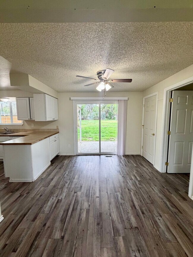 Building Photo - One Level Living w/ Private Oversized Backyard