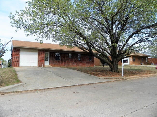 Building Photo - 3 Bedroom Brick home in Tecumseh