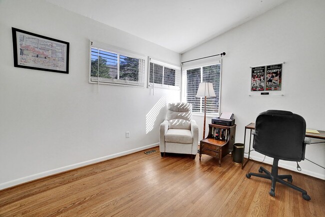 Building Photo - 204 Woodside Dr
