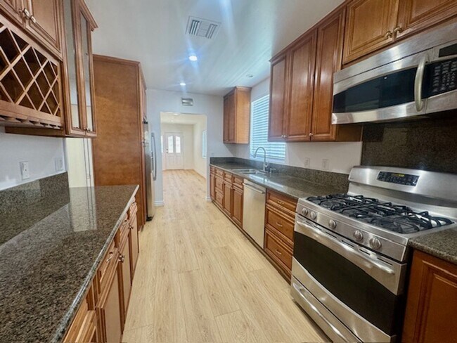 Building Photo - Charming 4 Bedroom in Woodland Hills