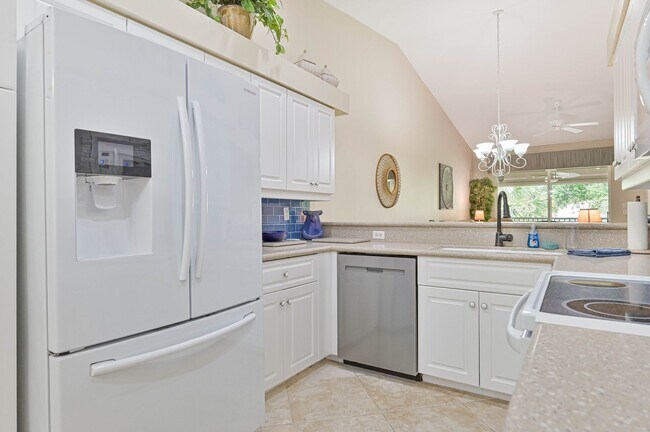 Building Photo - ** 2 Bed/2Bath + Den Condo FULLY FURNISHED...