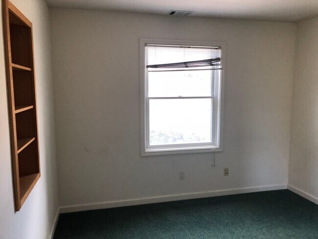 Building Photo - RENT REDUCTION -Spacious 4 bedroom with 3 full bathrooms. Well maintained, private 4-plex with la...