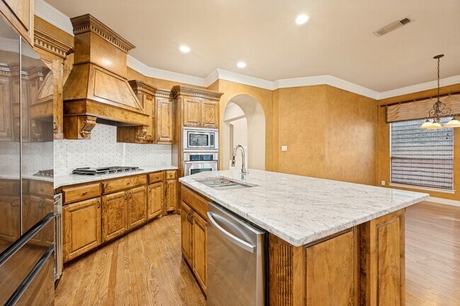 Building Photo - 4046 E Hill Dr