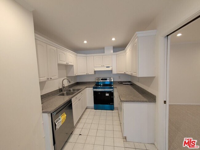 Building Photo - 415 Montana Ave