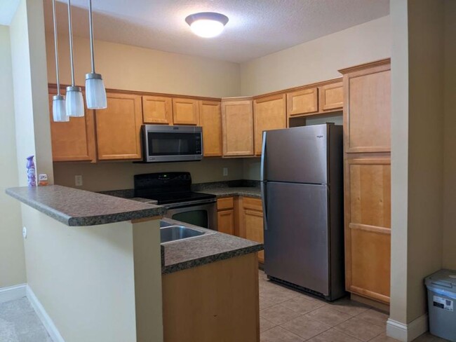 Building Photo - 3 Bedroom, 2 Bath Condo with Garage in Uni...