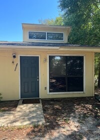 Building Photo - Pensacola Triplex