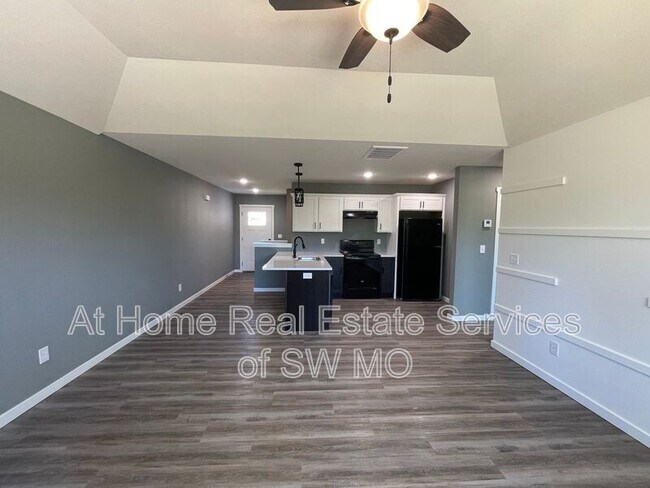 Building Photo - 2777 S Meadowlark Ave