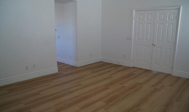 Building Photo - 518 Center Green Dr