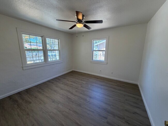 Building Photo - 2 Bedroom 1 Bath Home