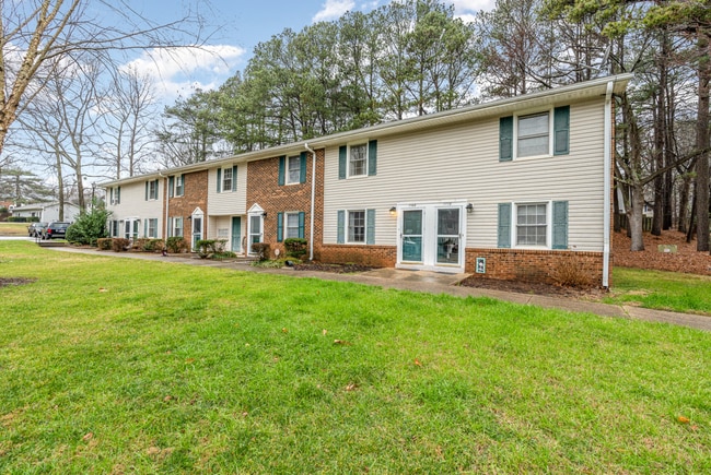Building Photo - Beautifully Maintained 2-Bedroom Townhome in Desirable Cary Location