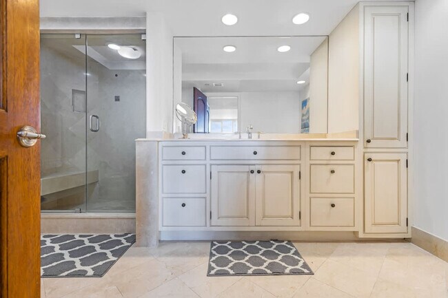 Building Photo - 1717 N Bayshore Dr