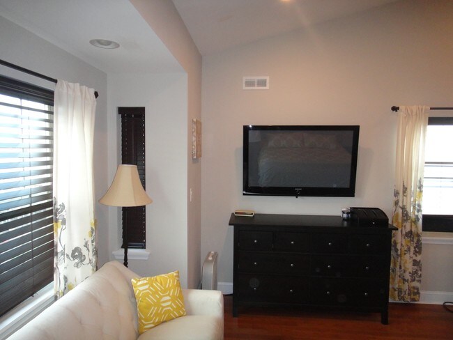 Building Photo - 240 Lauriston St