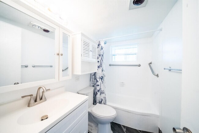 Building Photo - 3600 N Ocean Dr