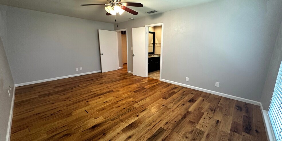 Primary bedroom with en-suite bathroom - 6723 Eastridge Dr