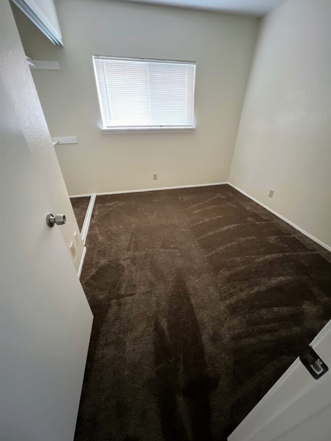 Building Photo - 4 bedroom FAMILY SPECIAL with RV storage o...
