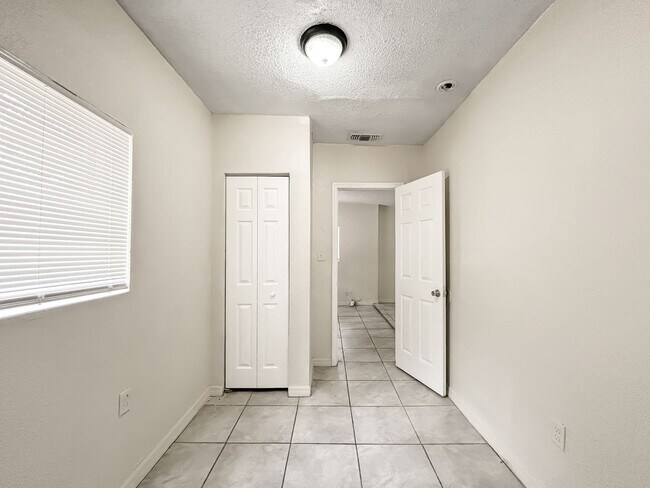 Building Photo - Updated and Move-In Ready in Prime Tampa Location! 4bed | 1bath