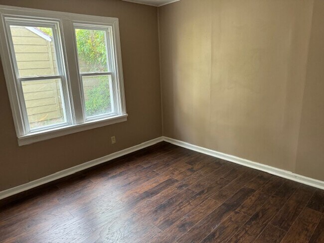 Building Photo - 1615 S Oak Ave