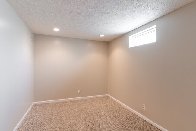 Building Photo - Welcome to this charming 3-bedroom, 2 full...