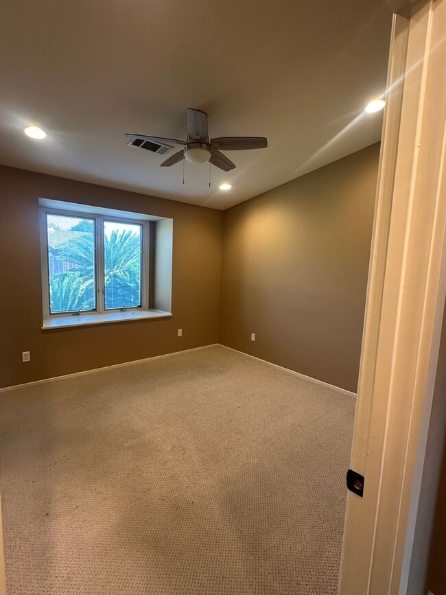 Building Photo - Charming 3 bedroom 2 bathroom home located...