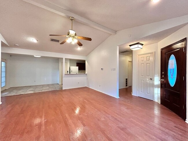 Building Photo - Charming Milwood Home Near Apple Campus & The Domain