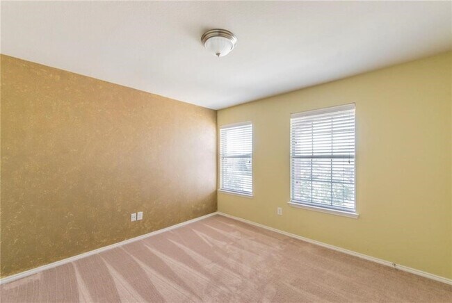 Building Photo - 560 Griffith Dr