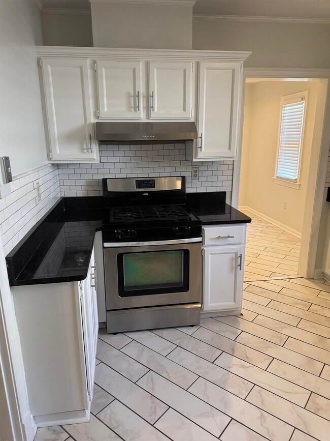 Building Photo - 193 Alexander St