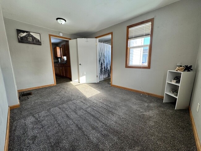 Building Photo - 2 bed, 1 bath home for rent in Waterloo