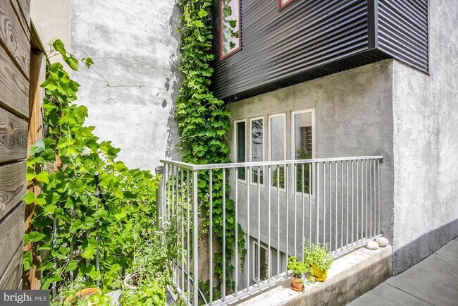 Building Photo - 430 Poplar St