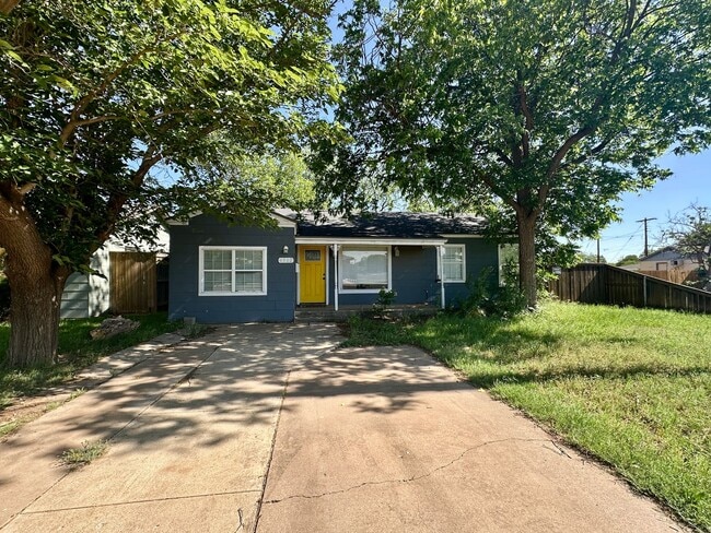 Primary Photo - 3 Bed/ 1 Bath with Large Backyard Available!