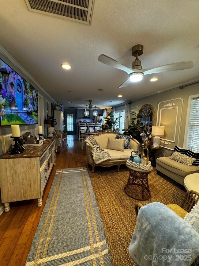 Building Photo - 404 Moss Springs Rd