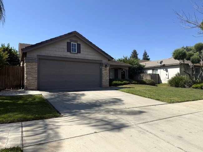 Building Photo - Available Now! Spacious home located in North Merced
