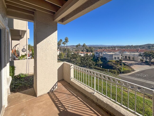 Building Photo - Beautiful corner unit in Lake San Marcos