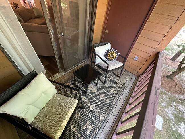 Building Photo - Beautiful Condo Block from the Bay!