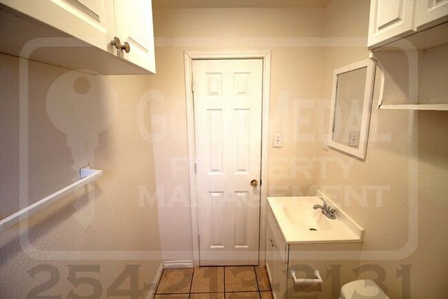 Building Photo - 1710 Cole St