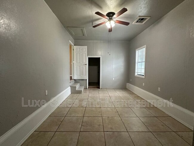 Building Photo - 3409 Willow Creek Dr