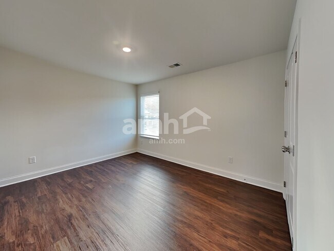 Building Photo - 768 Carnaby Ln