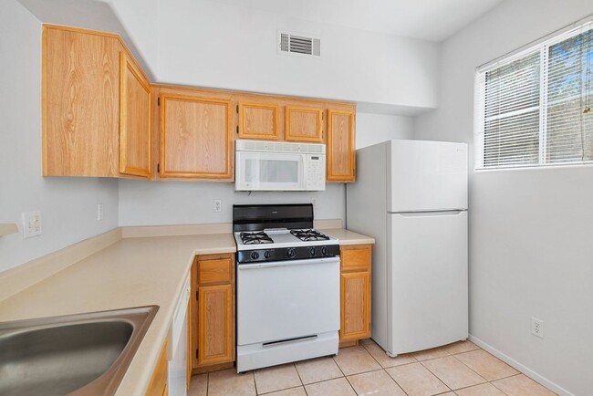 Building Photo - *VERY NICE CONDO IN GATED COMMUNITY !