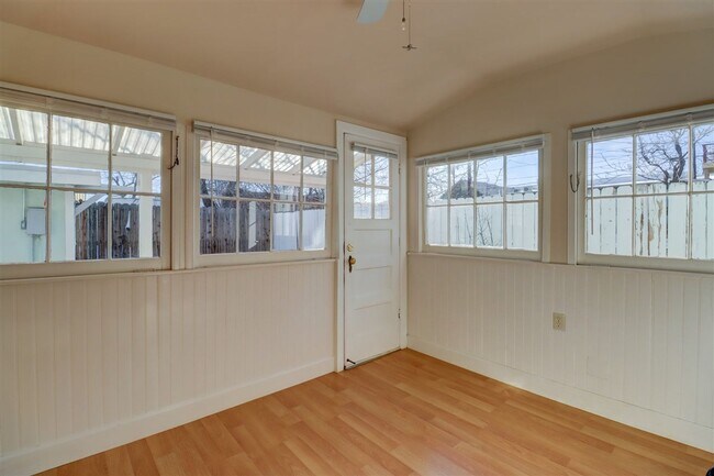 Building Photo - 313 N Mt Vernon Ave