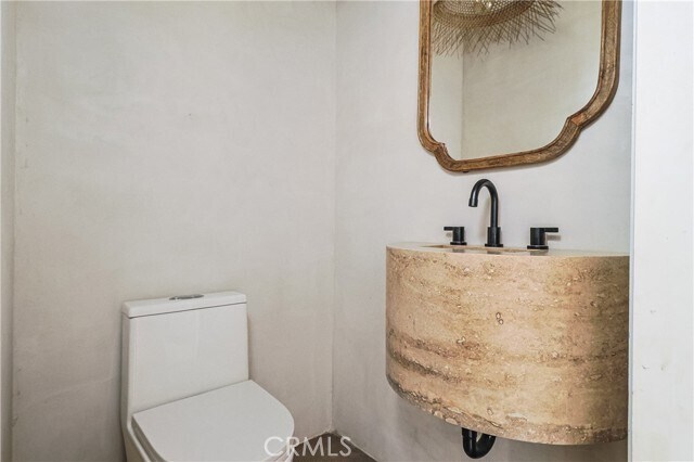 Building Photo - 817 N Orange Grove Ave